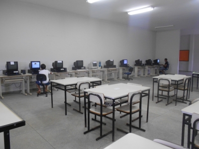 A Biblioteca do Santarém oferece acesso a internet para os estudantes realizarem pesquisas (Foto: Aline Rodrigues/Fotec)